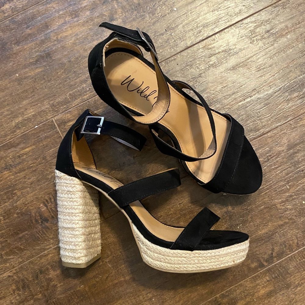 NWOT 🌺 Wild Pair Size 8.5 Heels